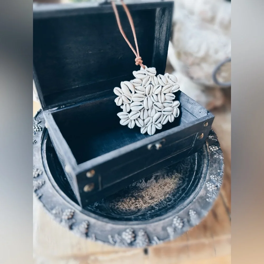 Ornament / Cowrie Shell / Keepsake Box
